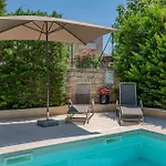 In With Swimming Pool شقة